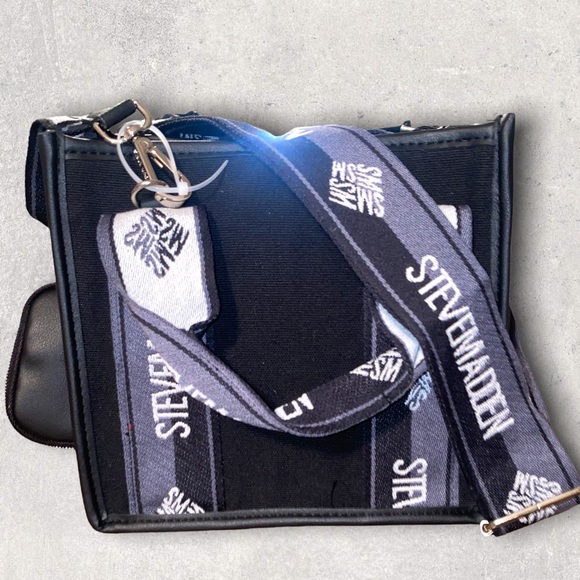 Viral Steve Madden bag in black - Picture 2 of 6